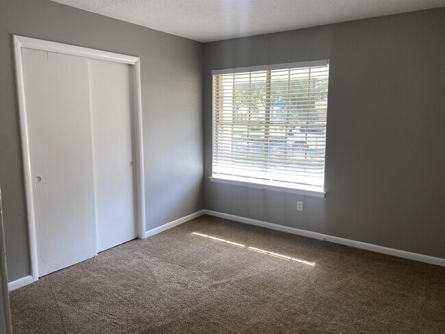 Building Photo - 400 S Dearborn St