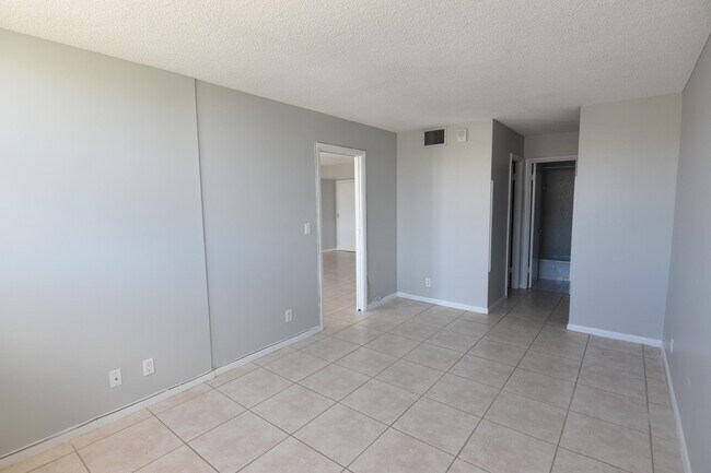 Building Photo - 1236 Hillsboro Mile