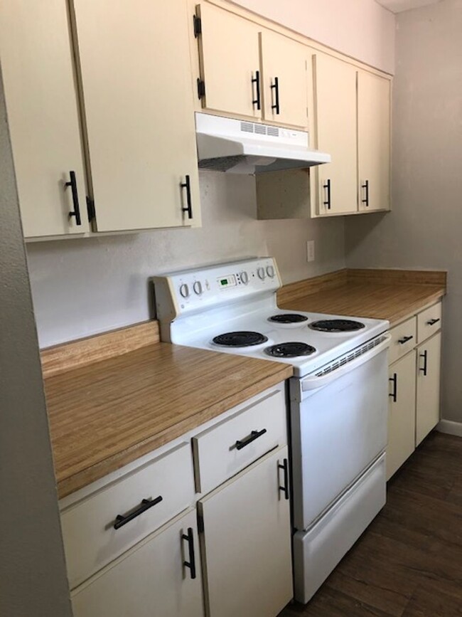 Building Photo - 3 Bed 2 Bath Home on Huge Corner Lot | Gar...
