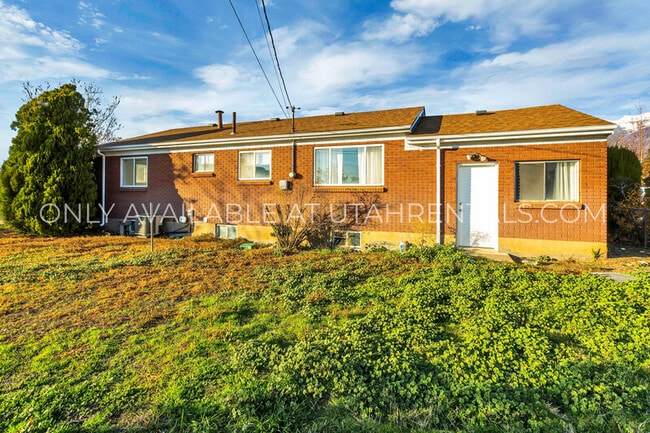Building Photo - 360 E 400 S