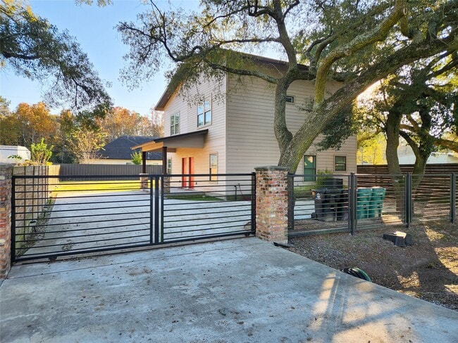 Building Photo - 5910 Shelburne St