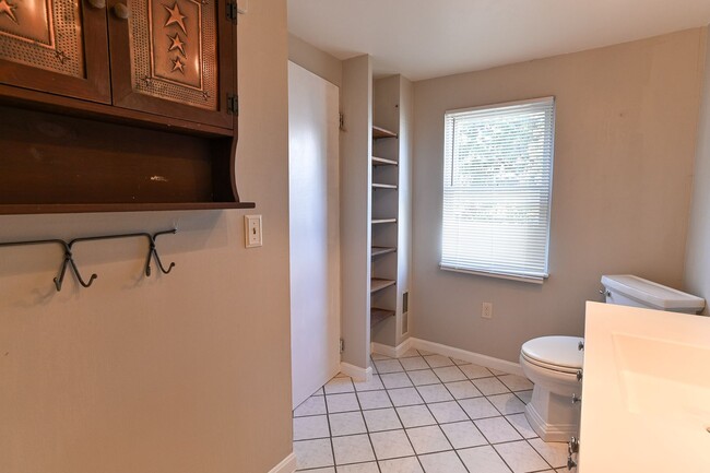 Building Photo - Adorable 2 Bedroom Single Family on Penn St