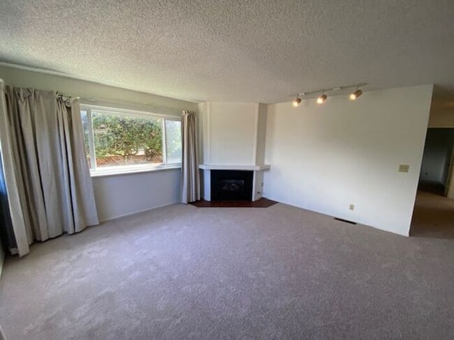 Building Photo - 701 Pine St