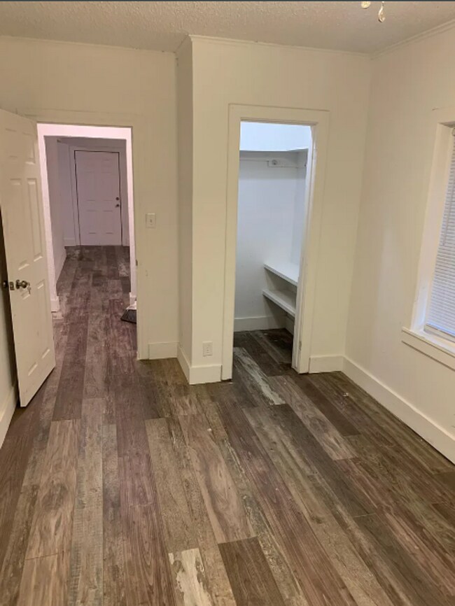 Building Photo - Beautifully Redone 2 Bedroom House! Available for a 5/1 Move In!!! *Updated Photos to Come*