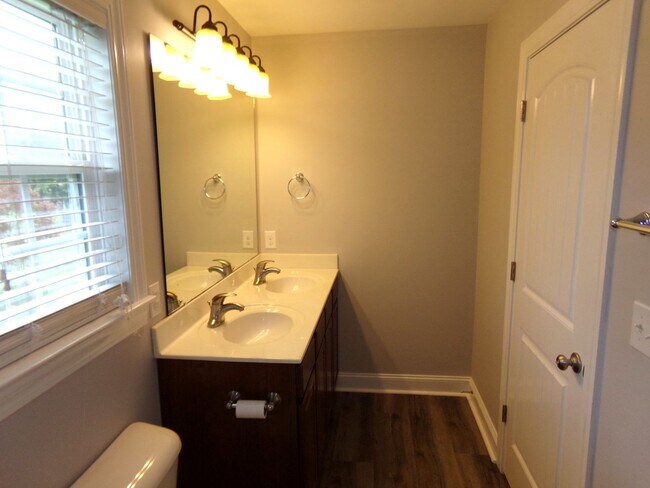 Building Photo - Beautiful Home in Indian Hills