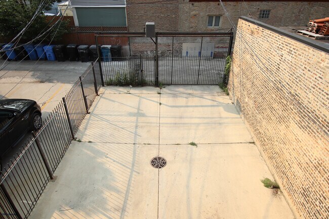 Building Photo - 2521 W North Ave