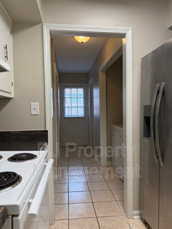 Building Photo - 3400 Lord Dunmore Cove