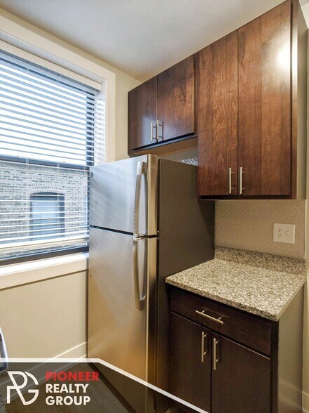 Building Photo - 711 W Brompton Ave