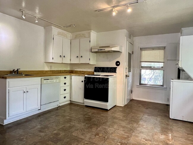 Building Photo - 1804 Fenmoor Pl