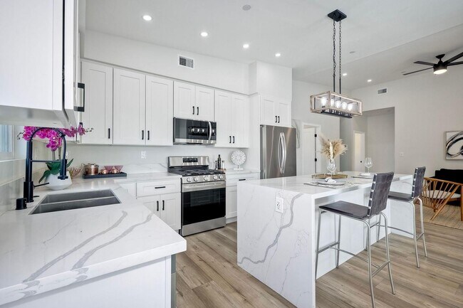 Building Photo - Spacious & Stylish 4BR/3BA Apartment in Imperial Beach!