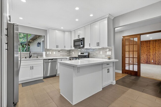 Building Photo - Charming 3-Bed / 2-Bath Retreat on Over an Acre in Sebastopol