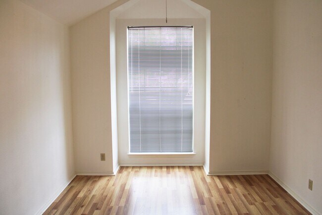 Building Photo - 3-BEDROOM IN CASTLE HILLS FOREST