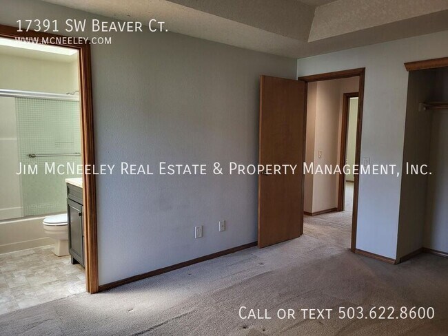 Building Photo - 17391 SW Beaver Ct
