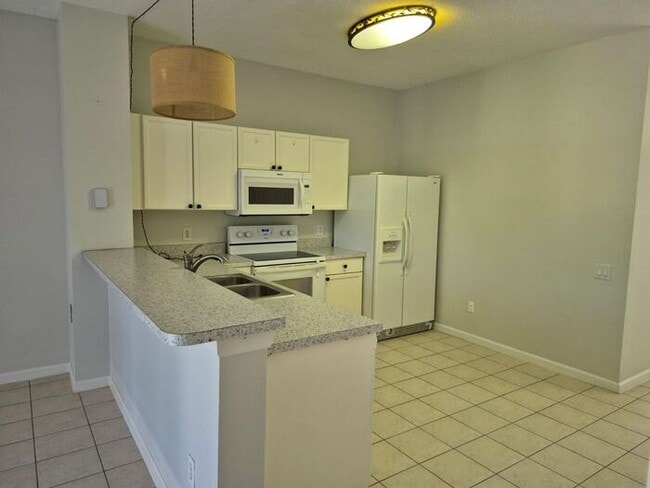 Building Photo - Large 3 bedrooms 3 Baths with a private pool