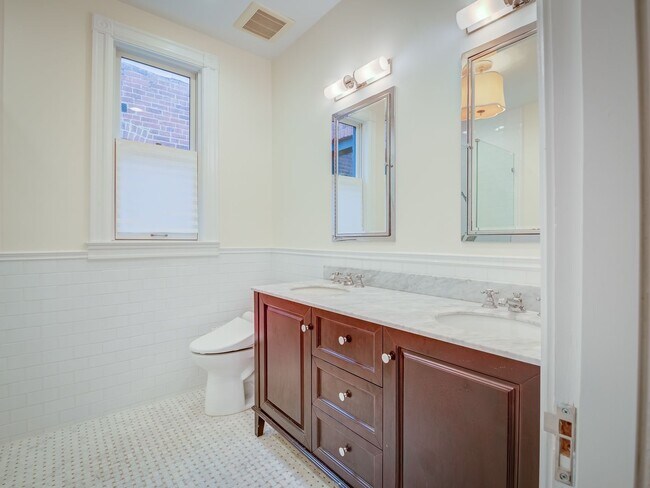 Building Photo - 1022 Park Rd NW