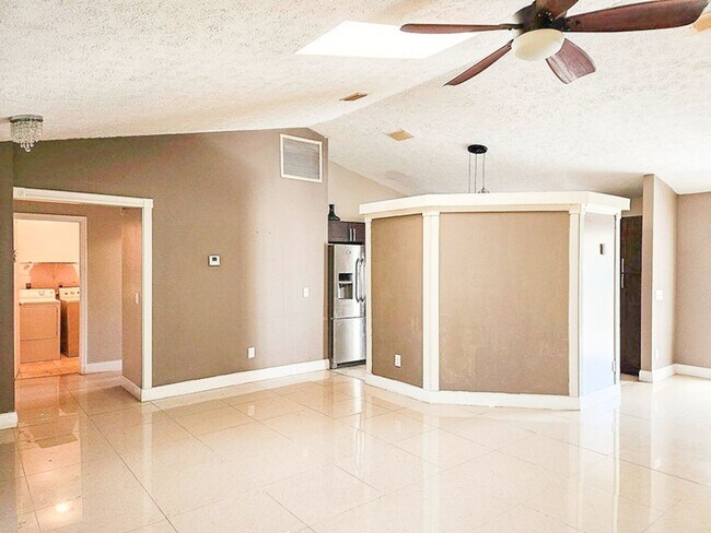 Building Photo - Port St. Lucie Home for rent