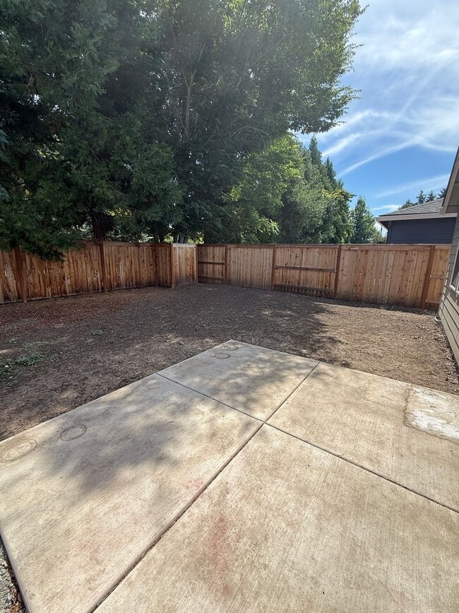 Building Photo - Beautiful 3 Bedroom 2 Bathroom Home Available Now