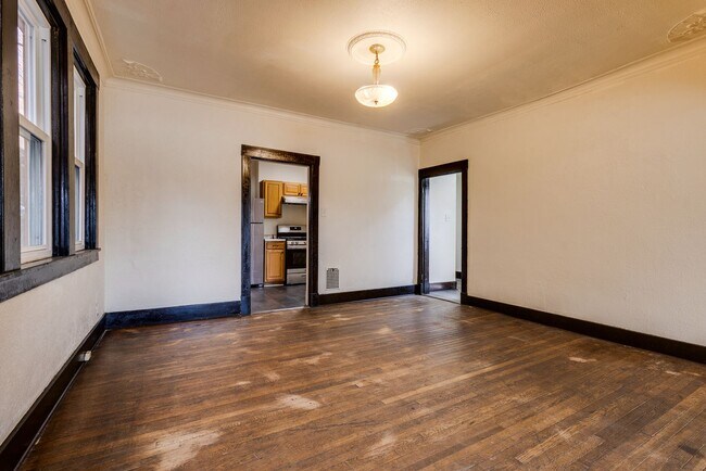 Building Photo - 609 E Warrington Ave