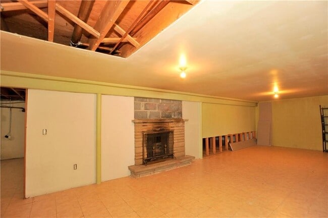 Building Photo - 15 Green Valley Dr