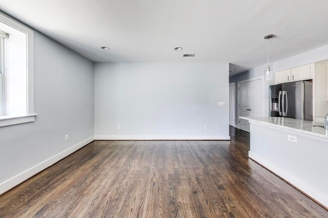 Building Photo - Happy on Harvard! Near New 2 + 2 close to ...