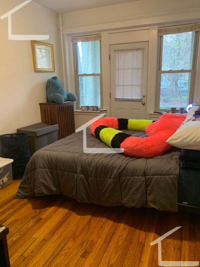 Building Photo - Check out this 1 bed 1 bath in Allston......
