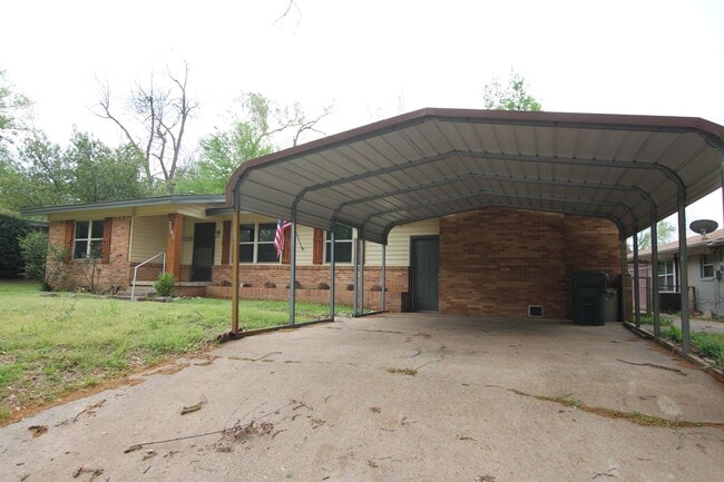 Building Photo - Adorable 3 Bed 2 Bath in Tyler with TWO Living Spaces! 1/2 OFF FIRST FULL MONTHS RENT!!
