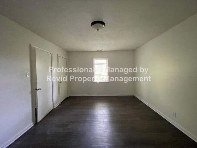 Building Photo - SECTION 8 ACCEPTED