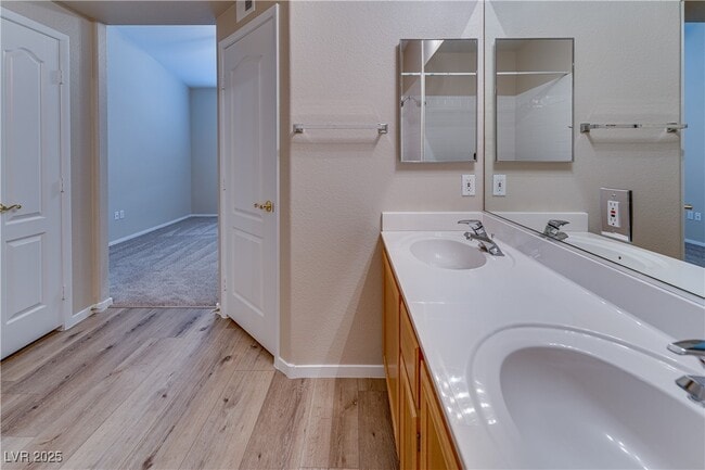 Building Photo - 9901 Trailwood Dr