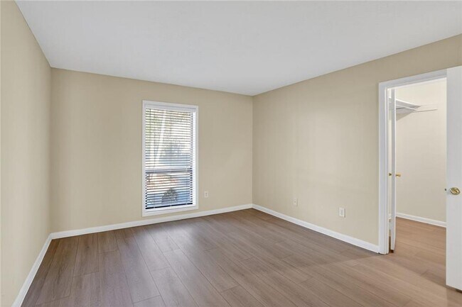 Building Photo - 8740 Roswell Rd