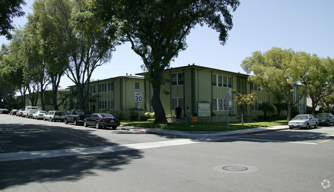 Building Photo - Garden Estates