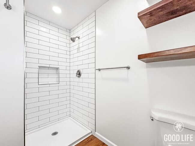 Building Photo - Stunning Full Renovated 1BD/1BA w/ New App...