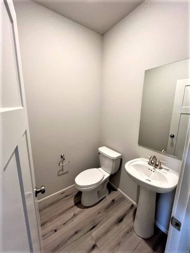 Building Photo - $500 OFF FIRST FULL MONTH! 3 Bedroom / 2.5...