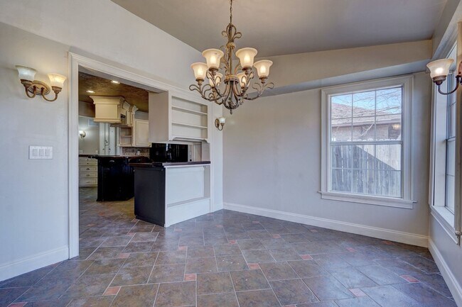 Building Photo - 4 bed 3 bath home!