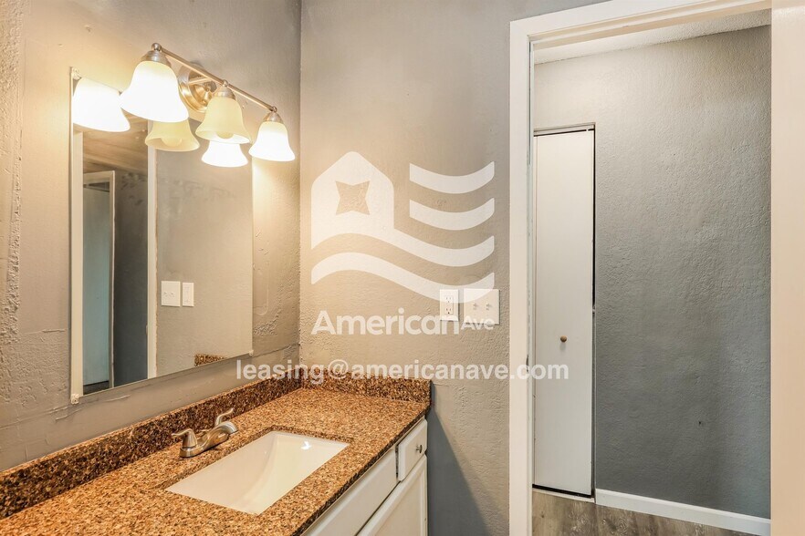 Building Photo - 722 9th Ave