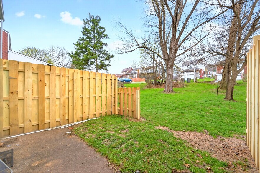 Building Photo - 627 2nd St