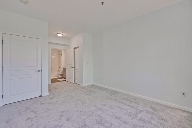 Building Photo - Excellent 2 Bed 2 Bath Condo - Completely Remodeled!