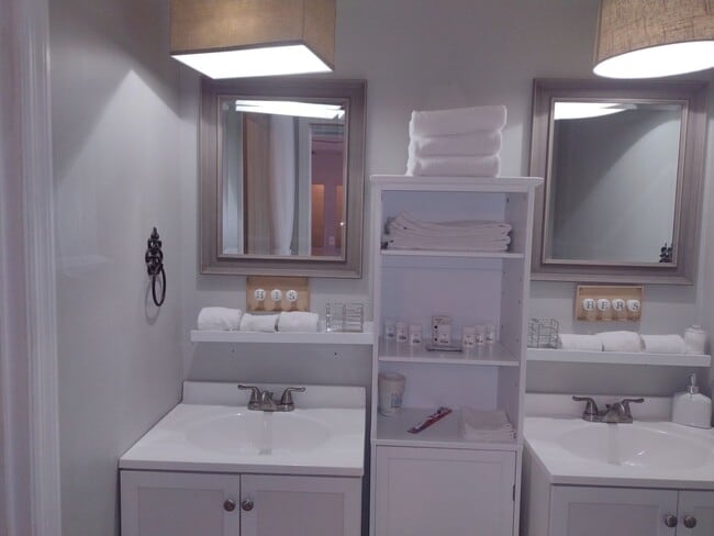 Building Photo - Beautifully renovated 4 bed 5 bath condo with a private back yard