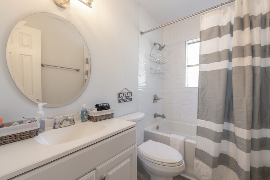 Building Photo - 633 Morreene Rd