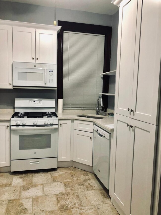 Building Photo - 3 bedroom in Chicago IL 60647