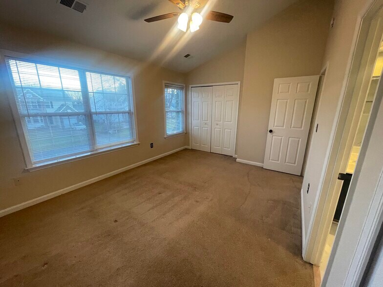 Building Photo - 16 Regency Dr
