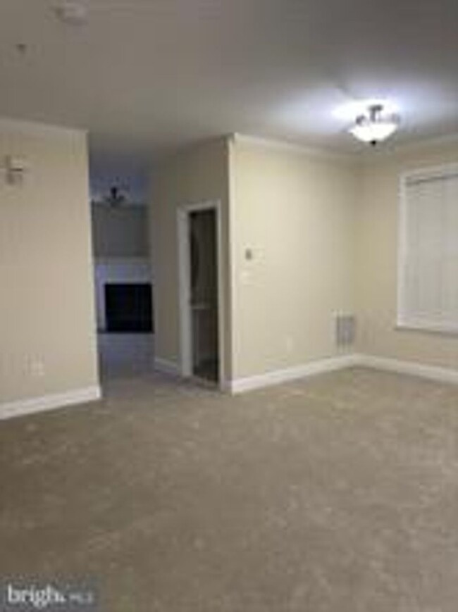 Building Photo - END UNIT TOWNHOUSE WITH 2 CAR GARAGE, 4 BE...