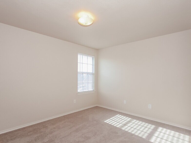 Building Photo - 12716 Chattaroy Ln