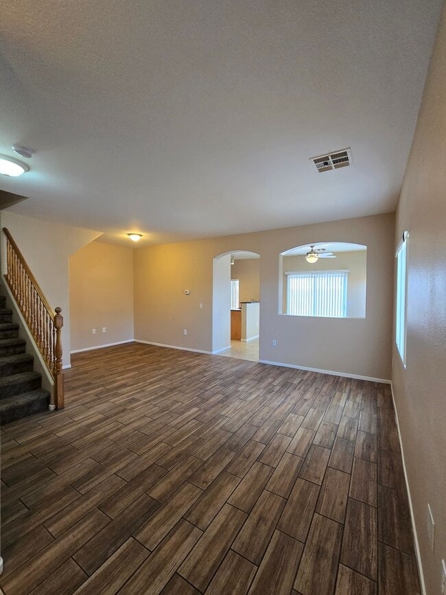 Building Photo - A Fabulous 3 Bedroom Townhouse close to NA...