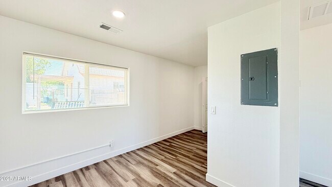 Building Photo - 312 N Hartford St