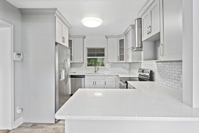 Building Photo - Charming and Updated 2/2 Home in Colonial ...