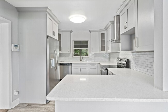 Building Photo - Charming & Updated 2/2 Home in Colonial Ac...