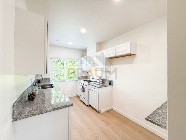 Building Photo - 13115 Oxnard St