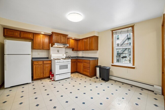 Building Photo - 438 2nd St