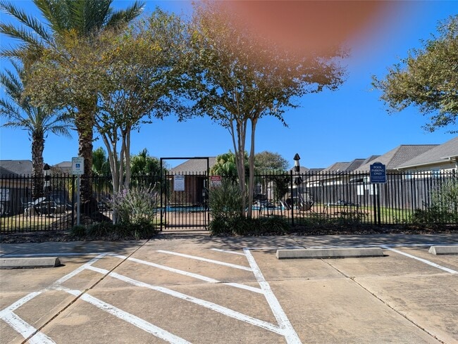 Building Photo - 913 Sweet Pine Dr