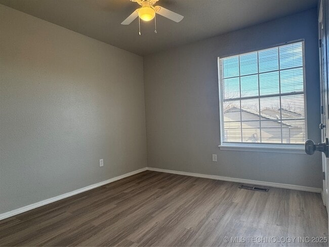 Building Photo - 14246 S Hickory St